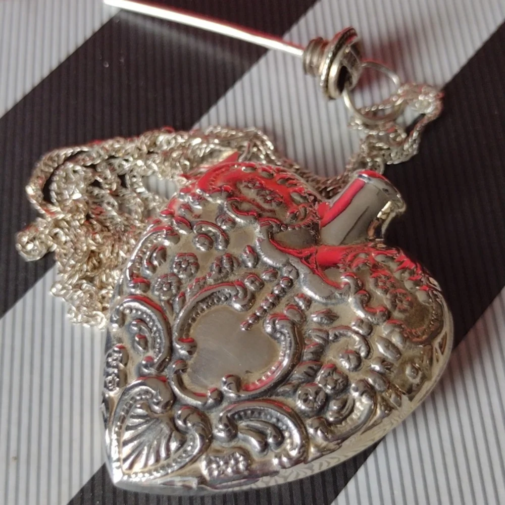 Stupendous Sterling Large Lady's Perfume Heart Fla - Picture 8 of 15
